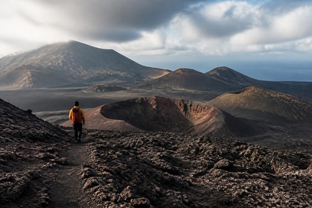 Vulkanwanderungen in Europa: 7 beeindruckende Touren durch Feuerberge und Lavafelder